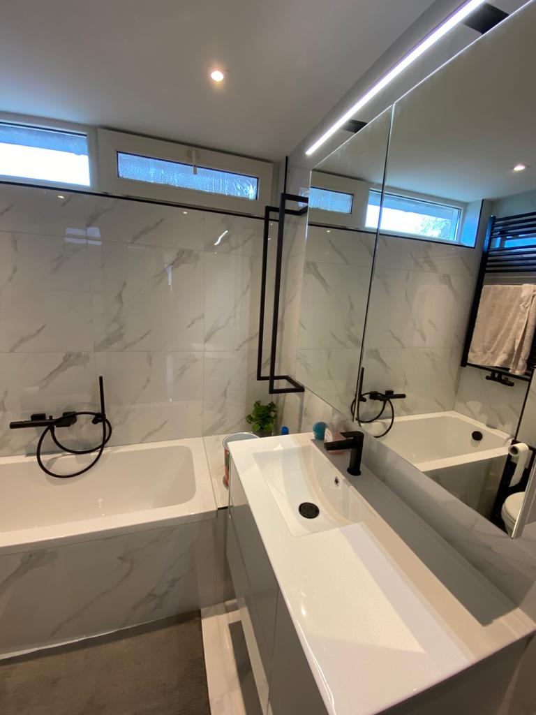 Foto voorpagina badkamer in marmerlook