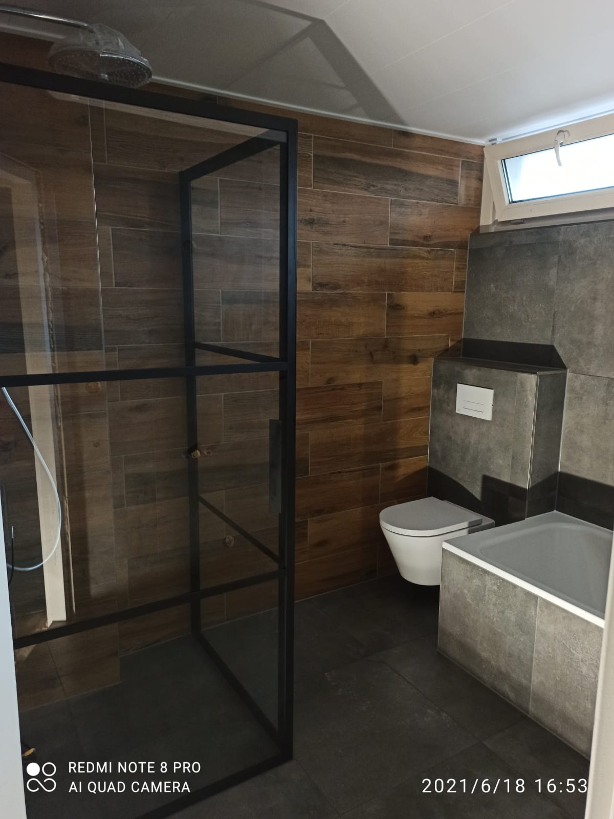 Voorpagina badkamer in Elst met houtlook-tegels