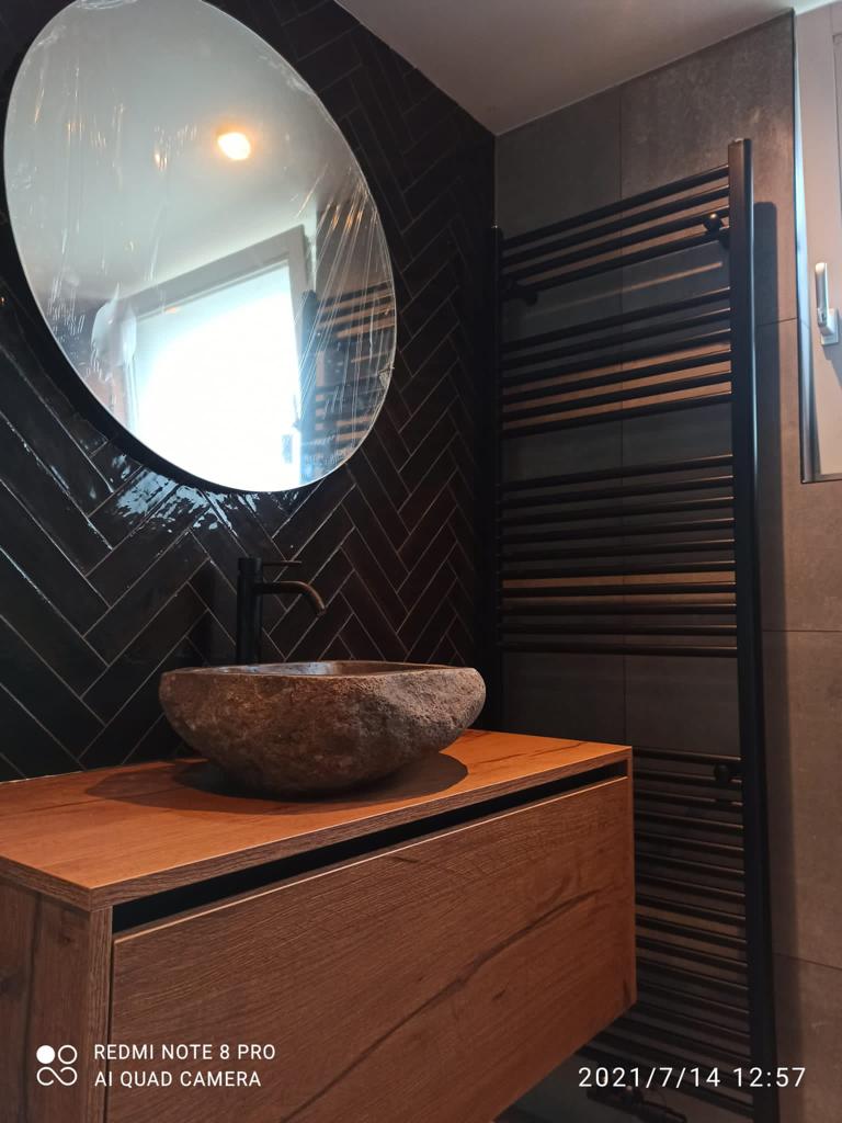 Voorpagina Badkamer met zwart toilet