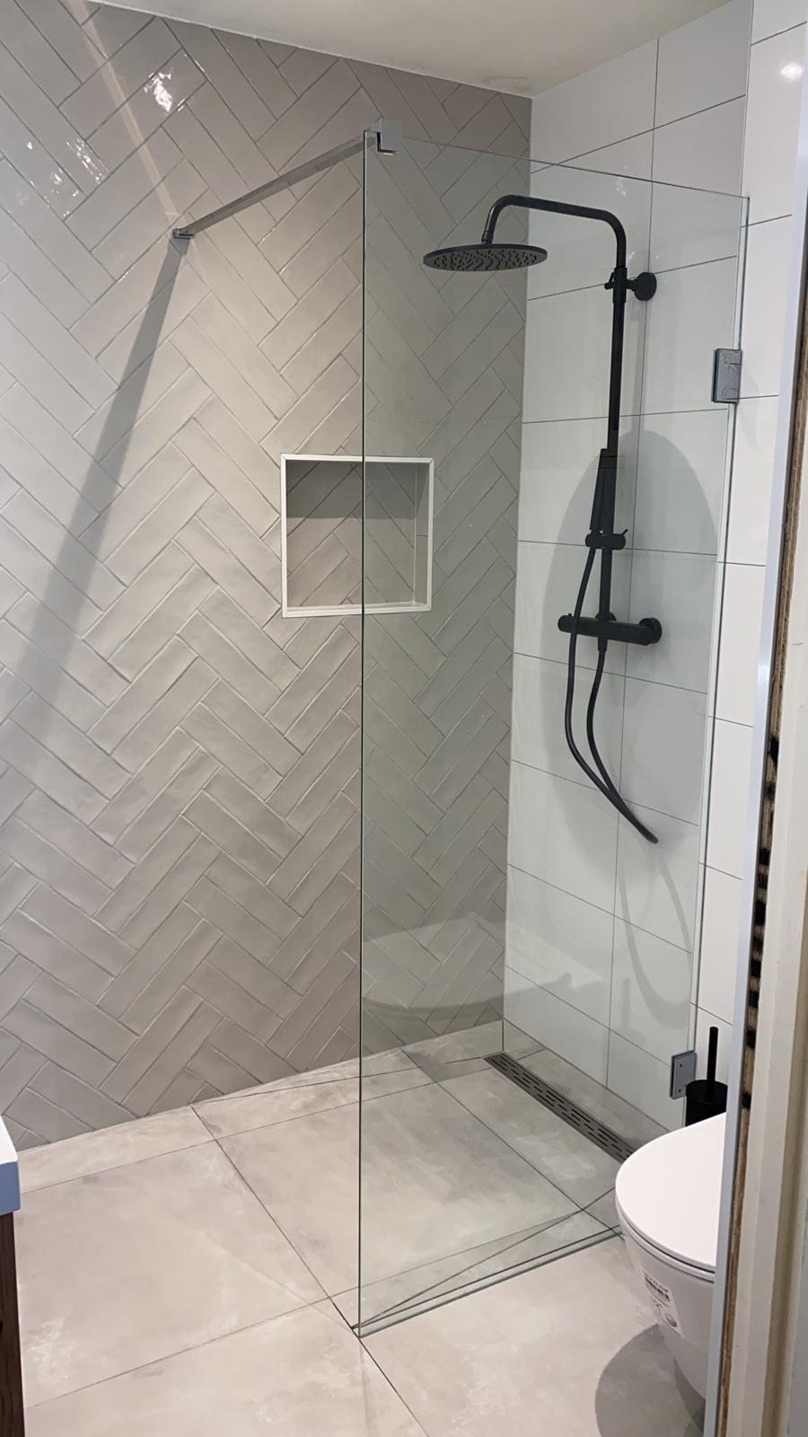 Badkamer met visgraattegels