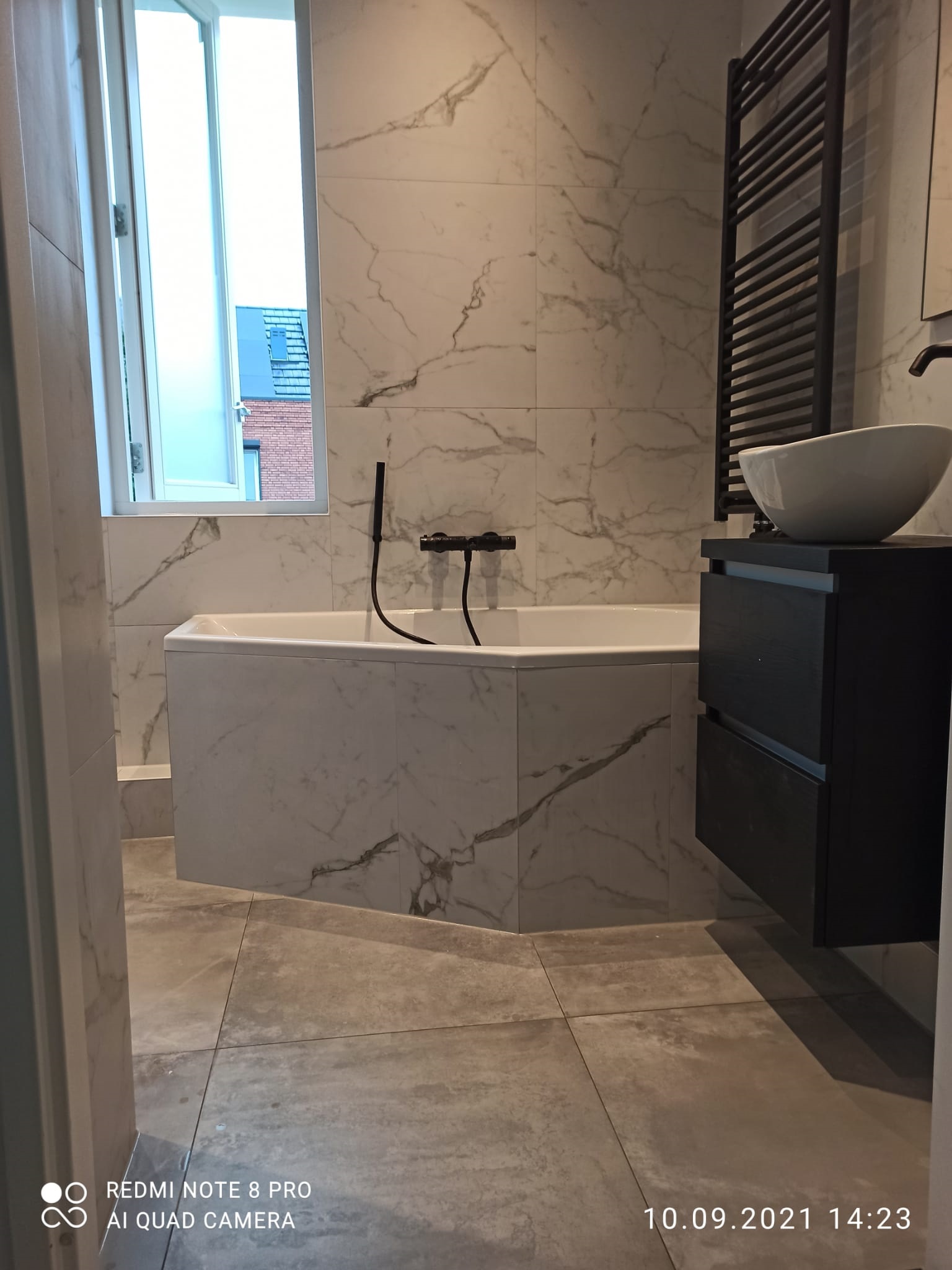 Badkamer met marmerlook en scherpe lijnen